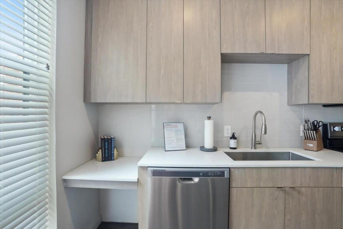 Cozysuites Modern 1br, Lawrenceville